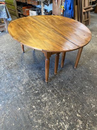 Table ronde en bois avec des rallonges