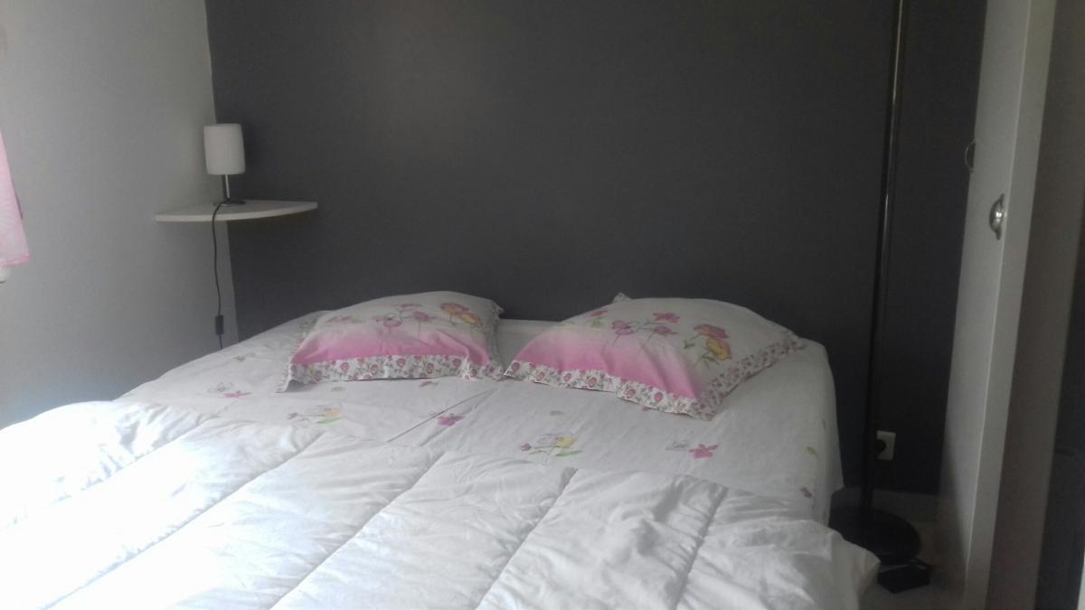 Lit double oreillers roses