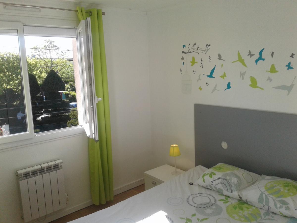Chambre rideaux verts