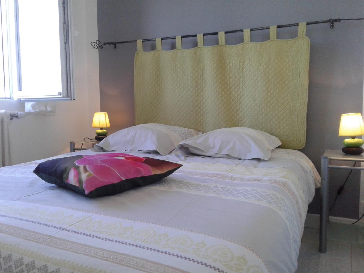 Chambre lit double coussin rose