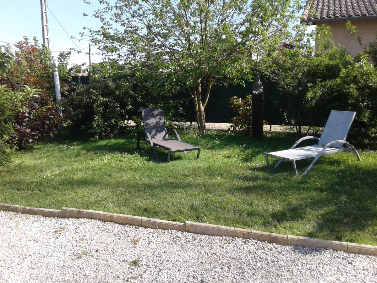 Jardin et chaises longues