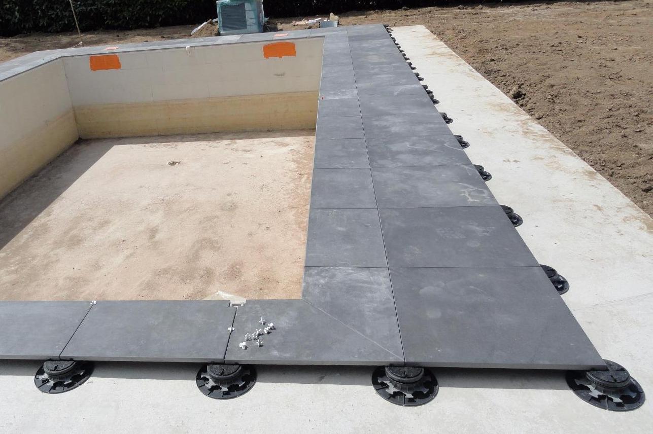 terrasse sur plot autour d'une piscine