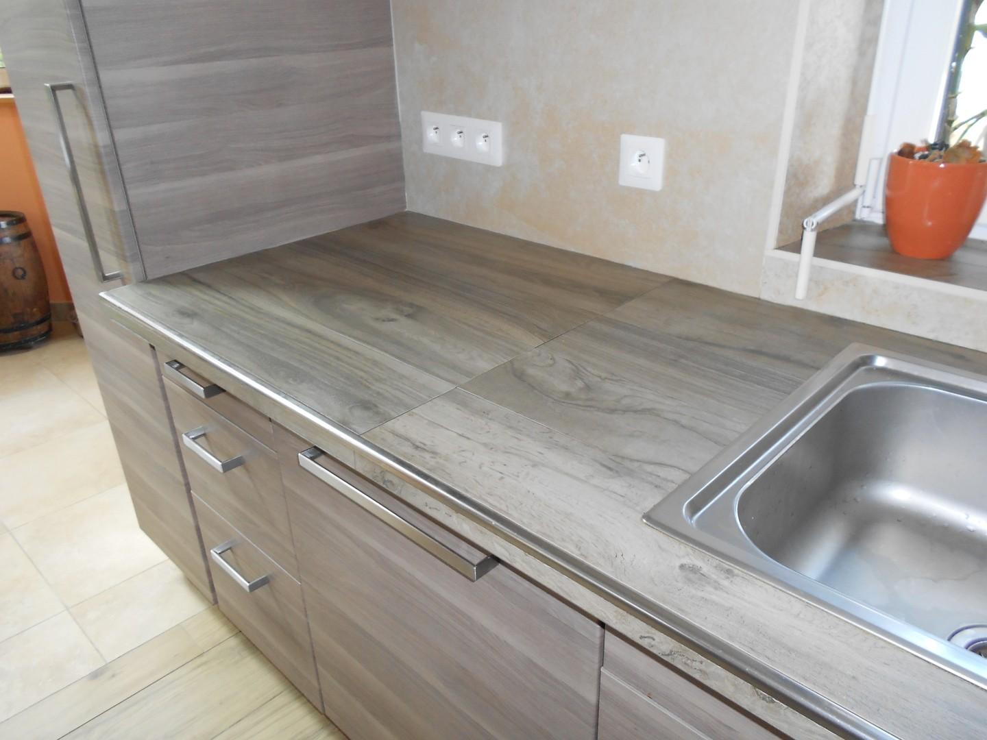 plan de travail carrelé avec baguette de finition inox