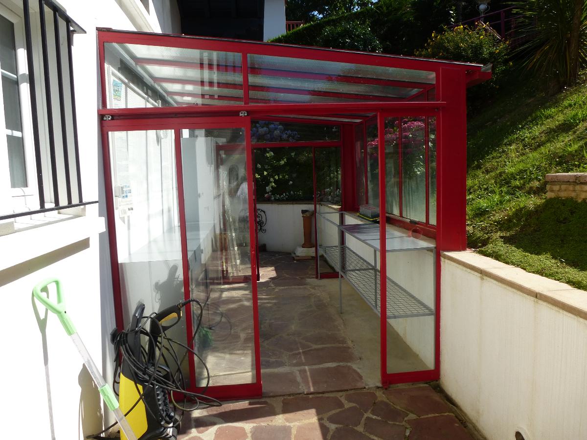 Serre verre et métal rouge