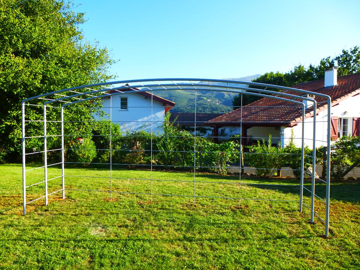 Arche métallique pour aménagement de jardin à Biarritz
