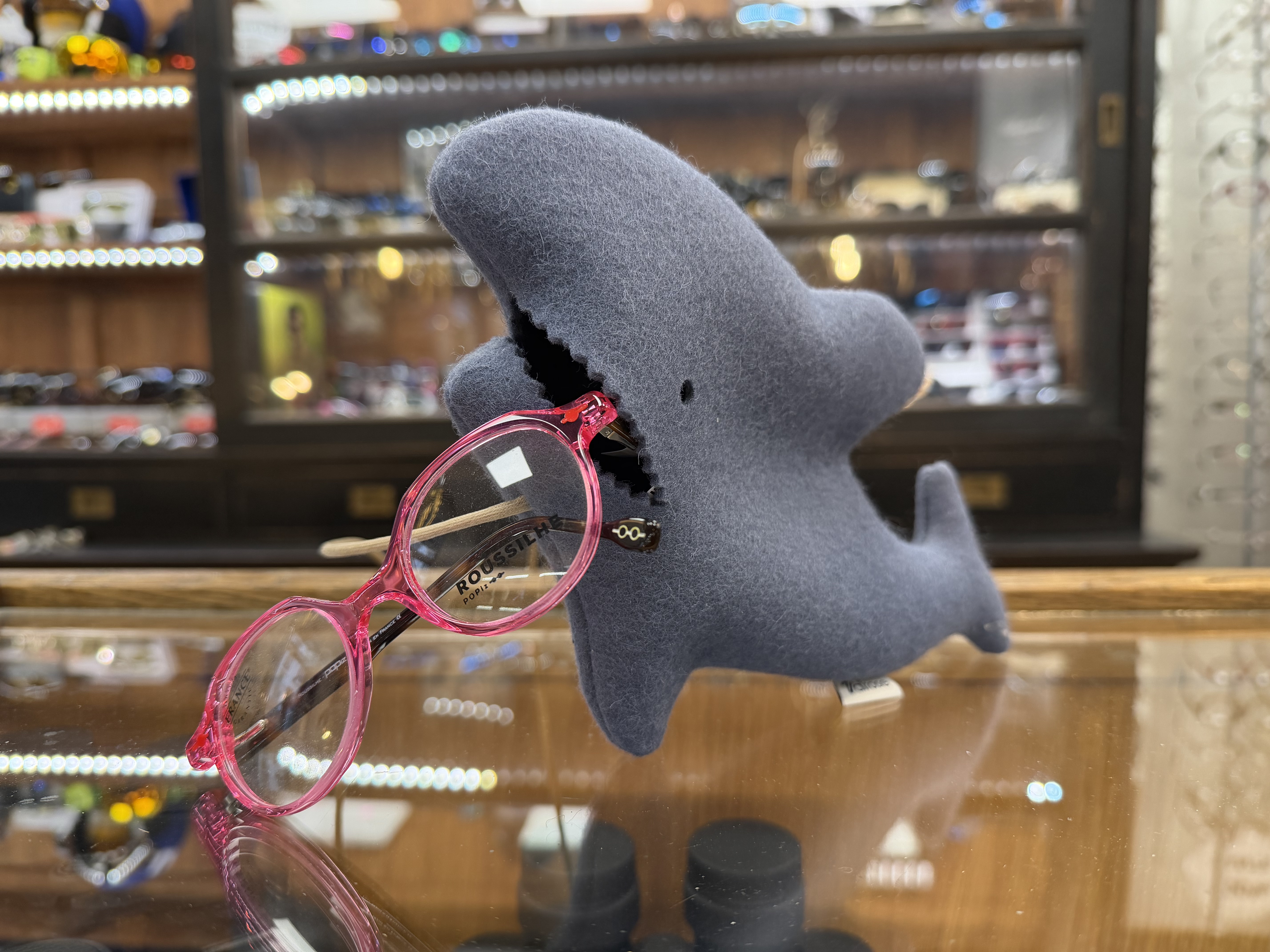 Une femme et un enfant portant des lunettes sourient.