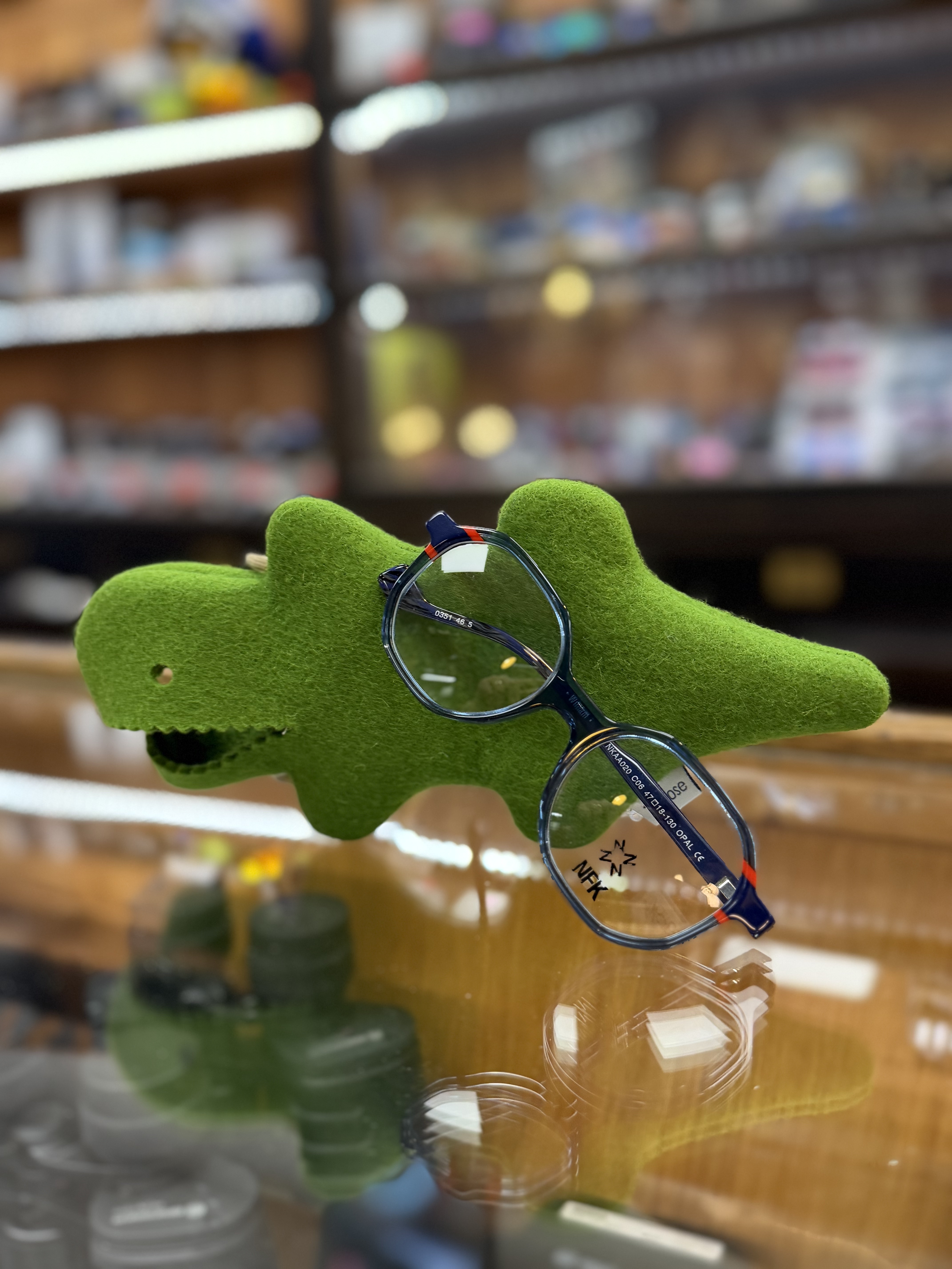 La jeune fille sourit en ajustant ses lunettes rondes.