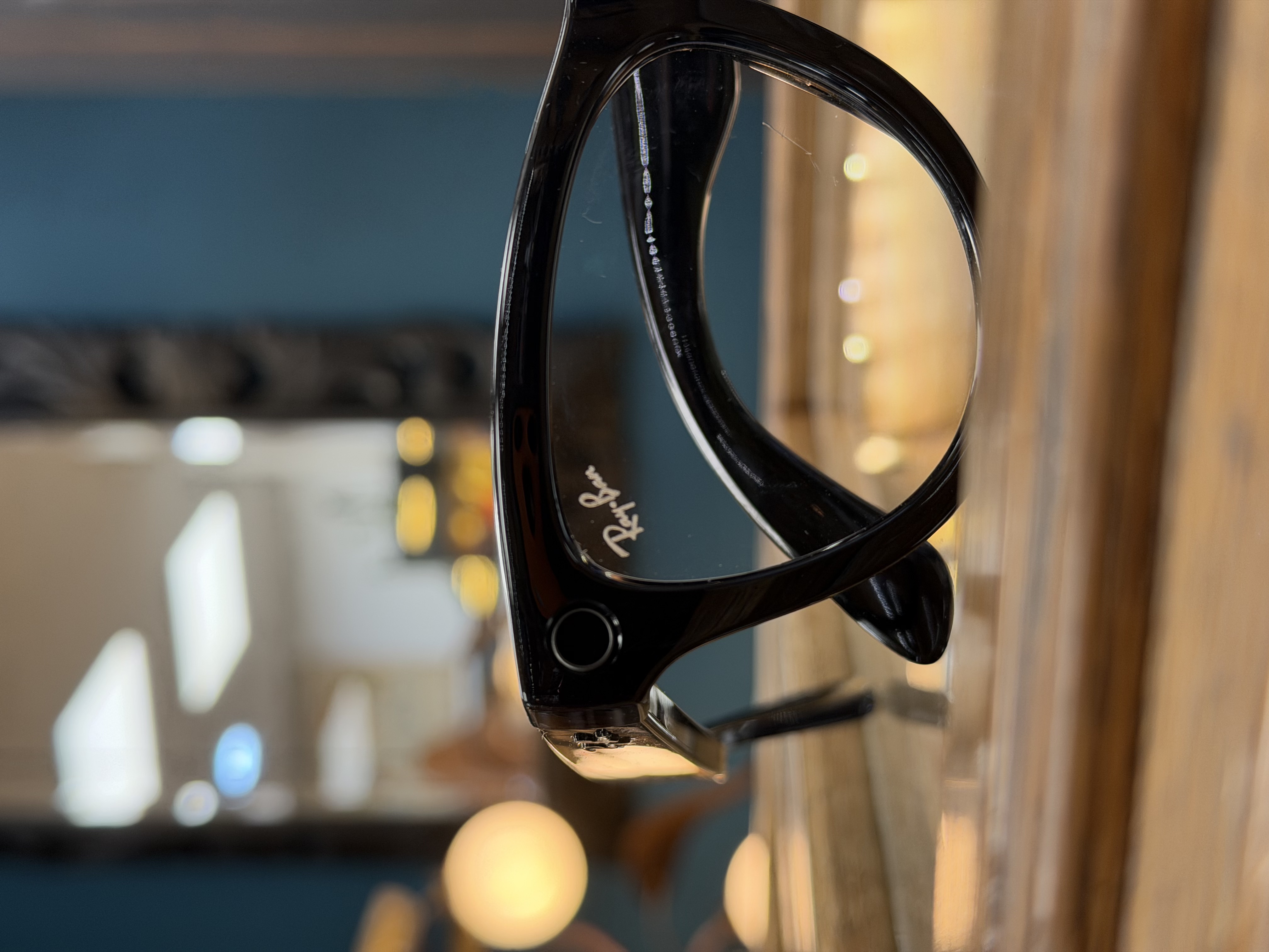 Gros plan sur des lunettes intelligentes noires.