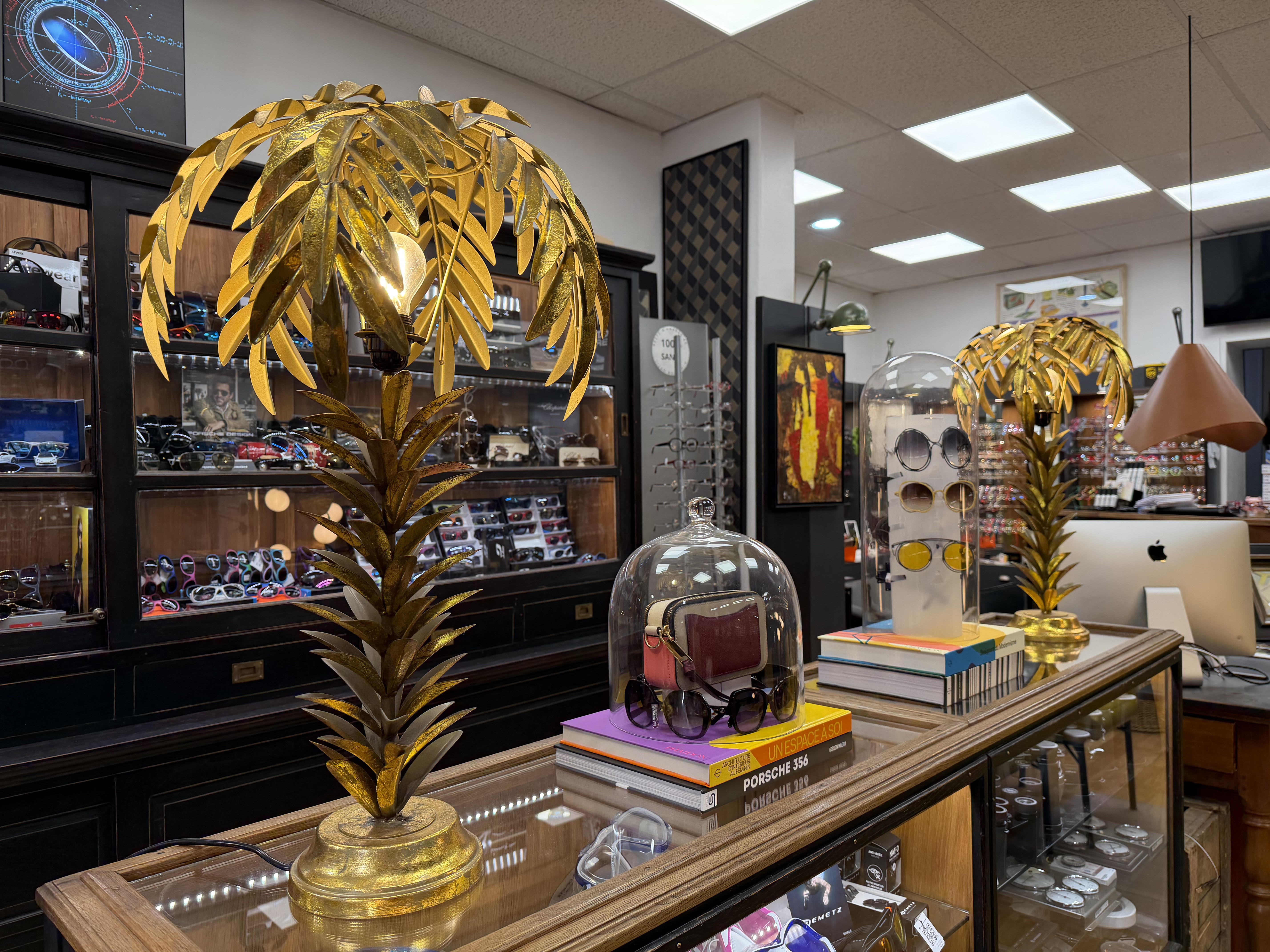 Intérieur du magasin d'optique, avec des présentoirs de montures.
