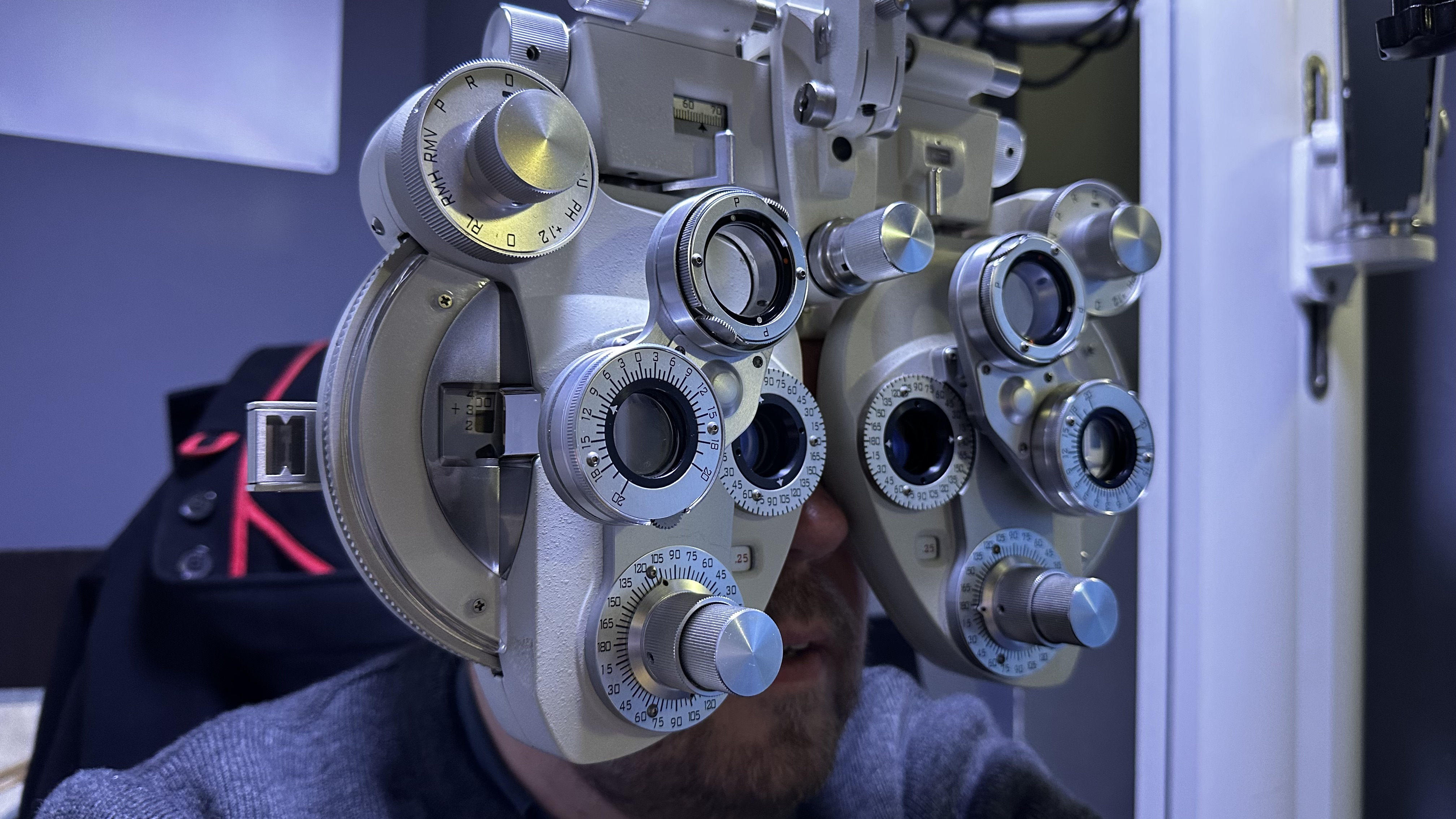 Une jeune fille passe un examen de la vue.