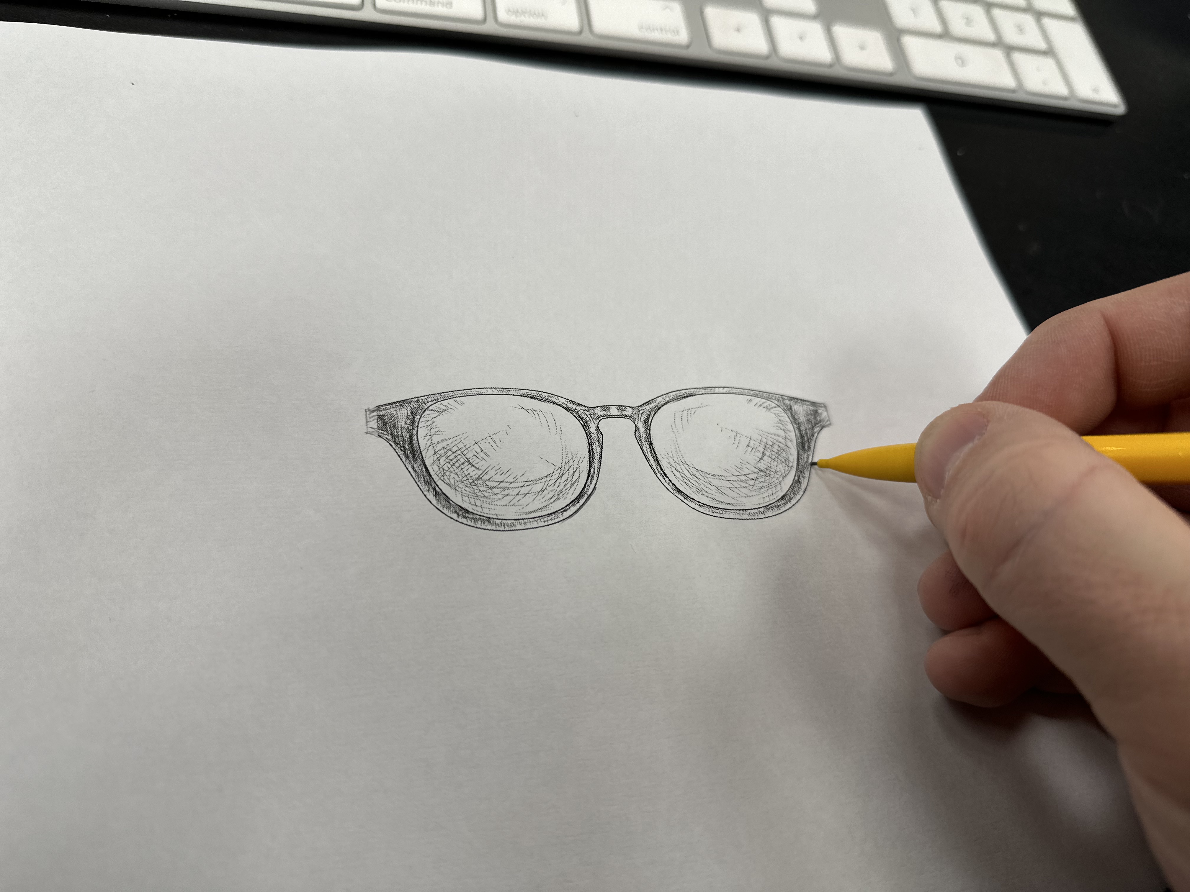 Œil regardant un tableau de Snellen.