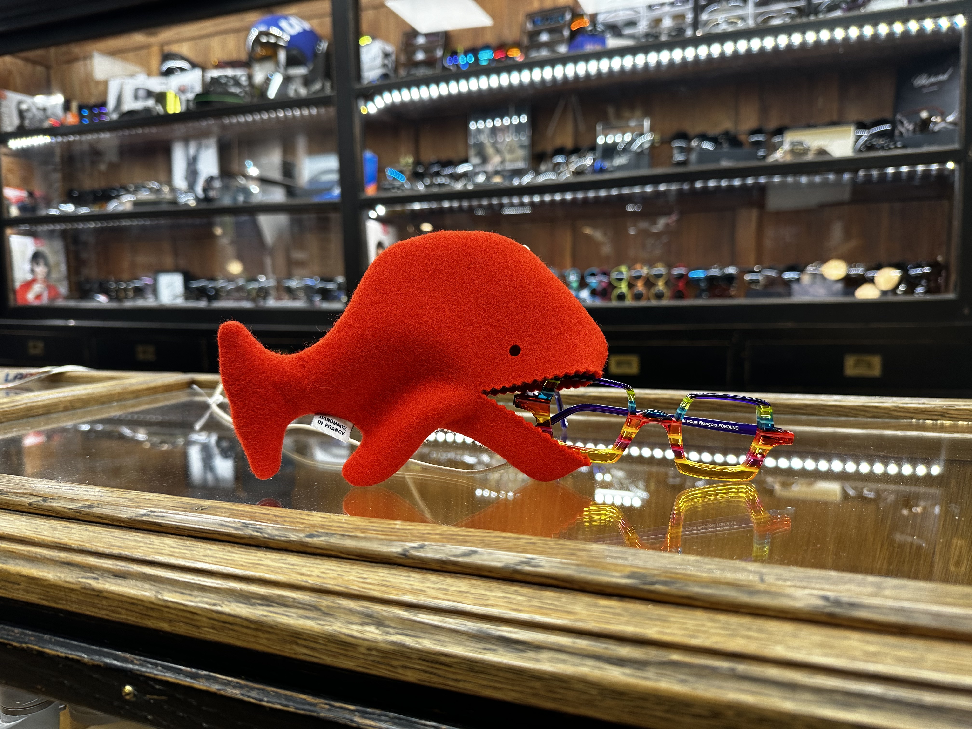 Un garçon portant des lunettes lit un livre.