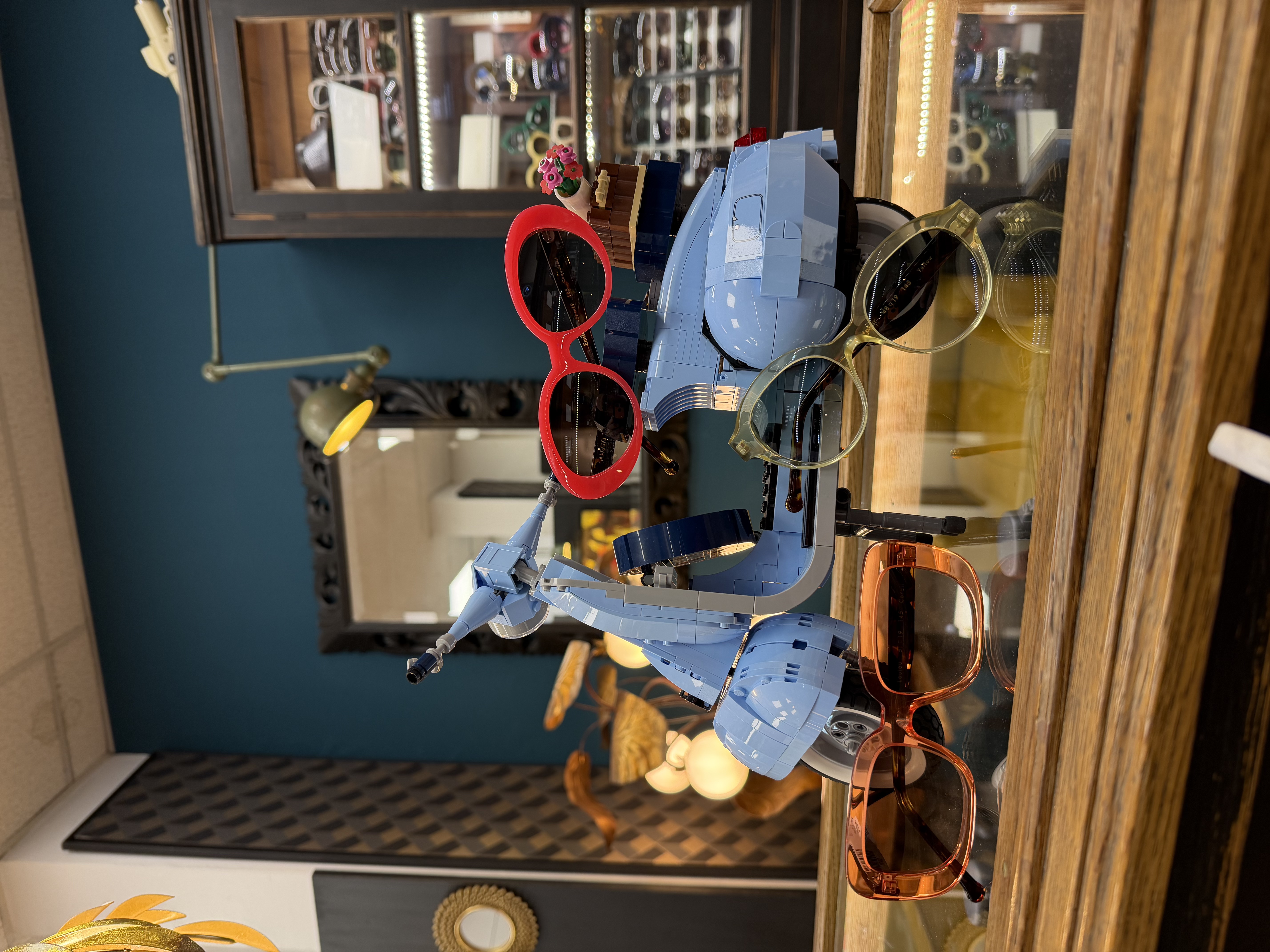 Lunettes de soleil exposées sur un comptoir de magasin.