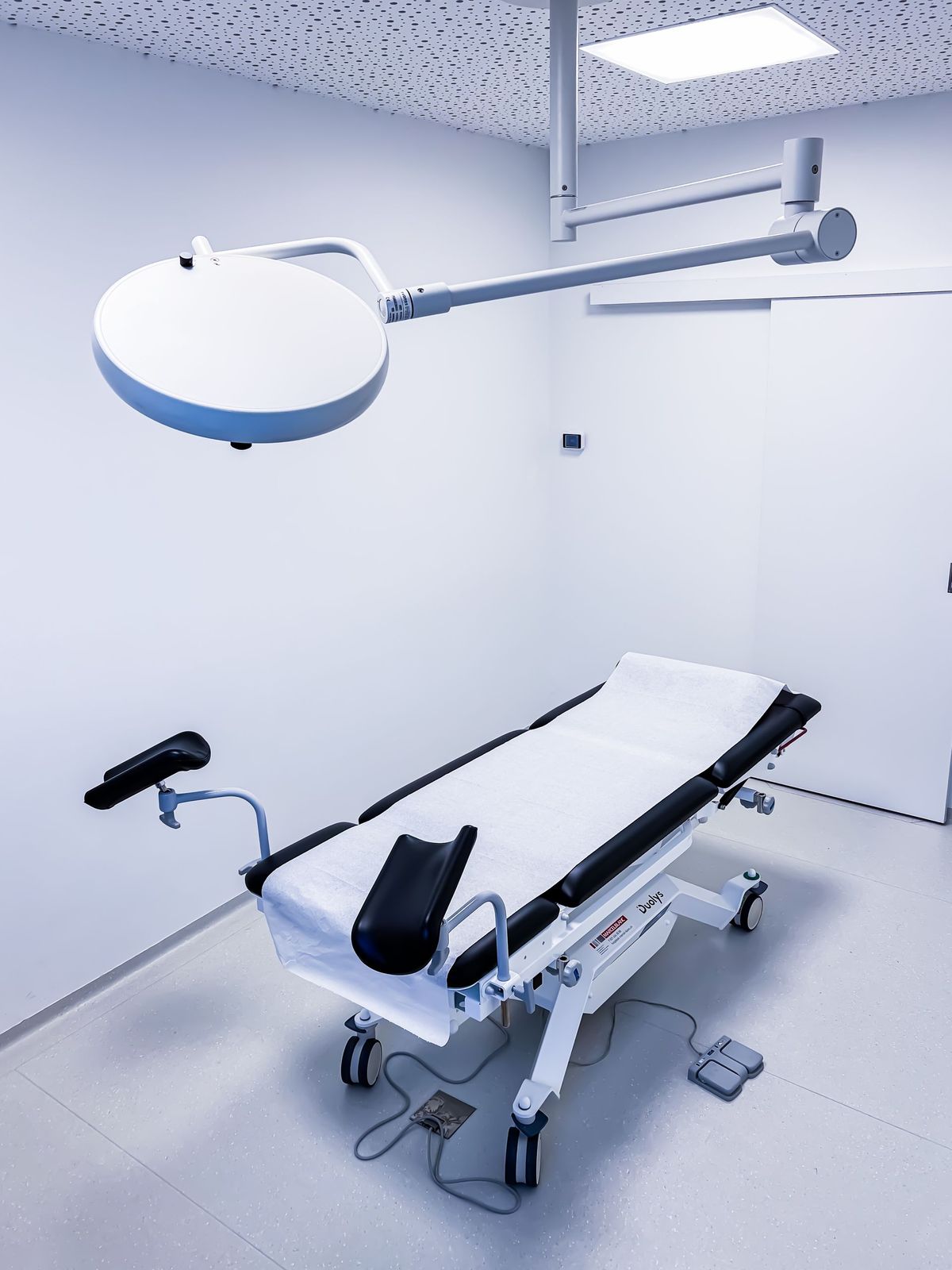 Salle d'intervention avec table d'opération