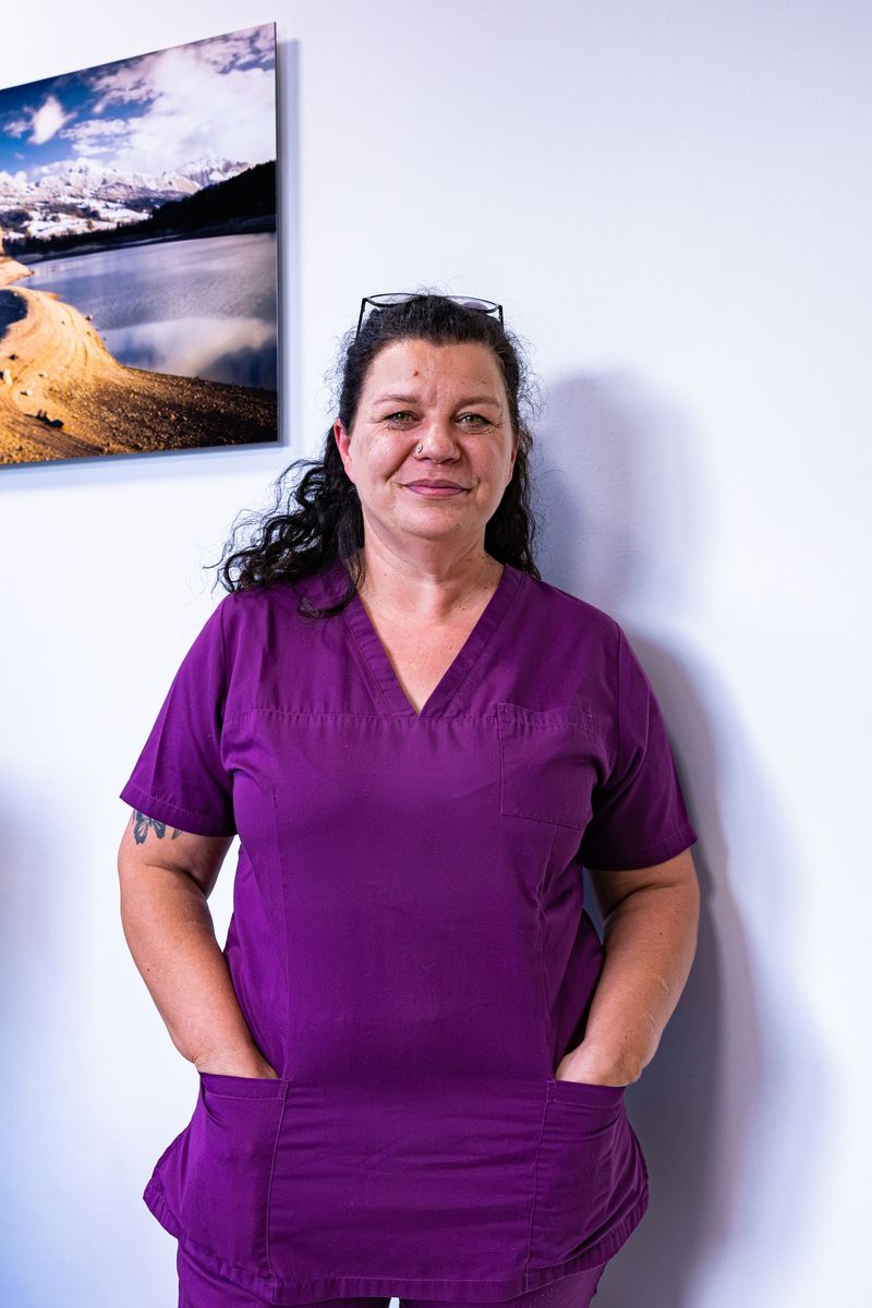 Portrait de Vanessa, assistante médicale, en blouse 