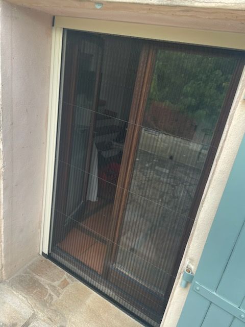 Moustiquaire apposée sur une porte fenêtre
