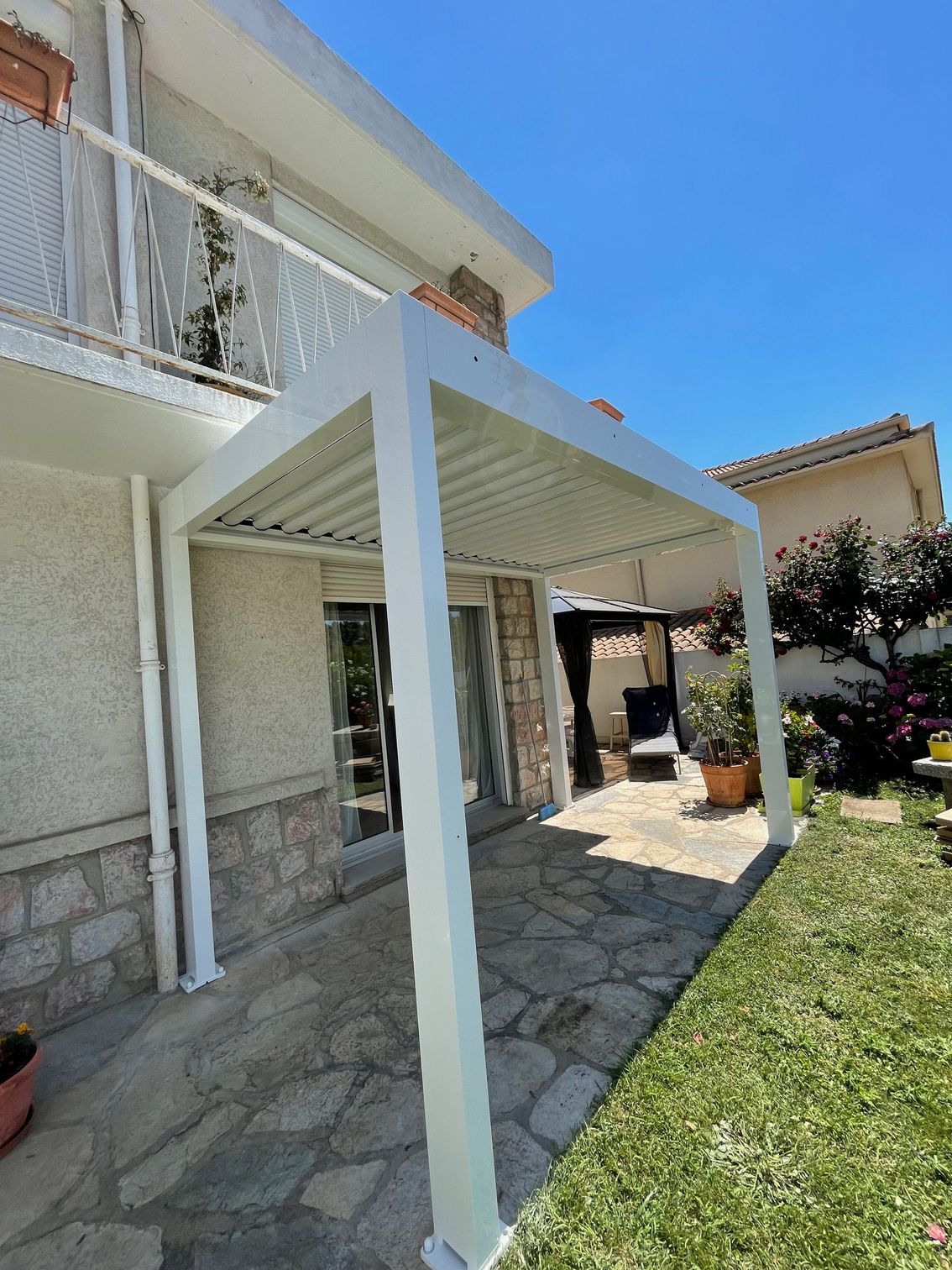 Pergola bioclimatique blanche