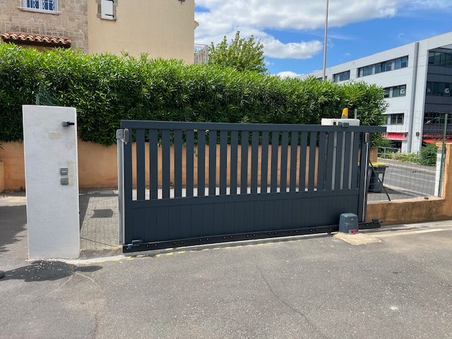 Portail coulissant gris bleu