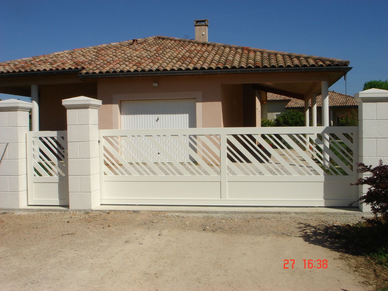 Portail de couleur blanche