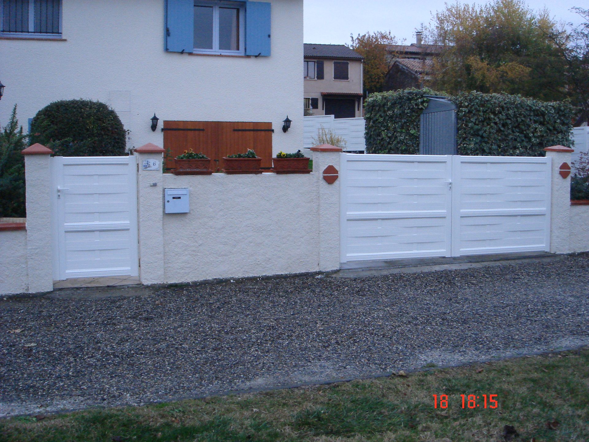 Portail et portillon blancs