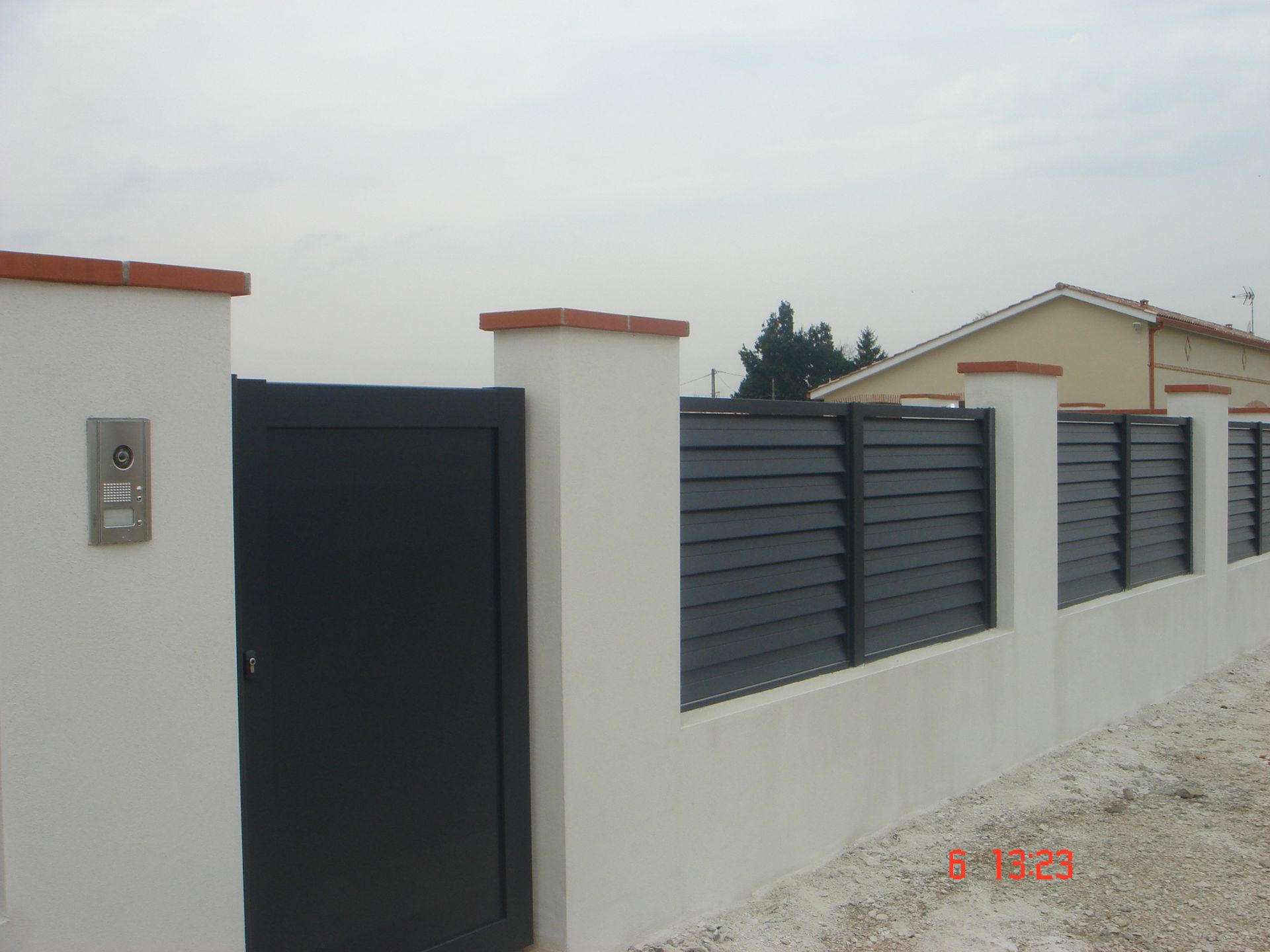 Portillon et clôture vert foncée