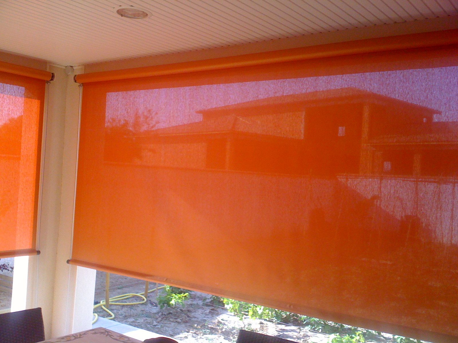 Stores rouleau rouge 