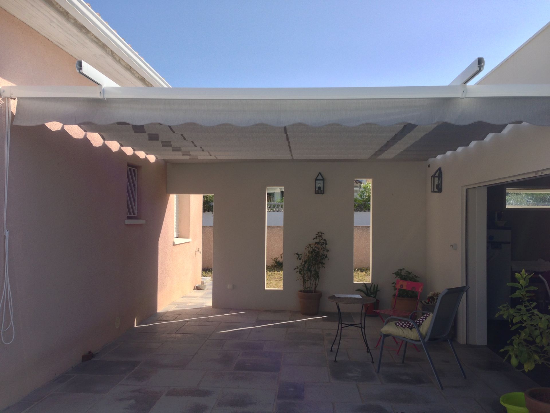 Velum beige recouvrant une terrasse