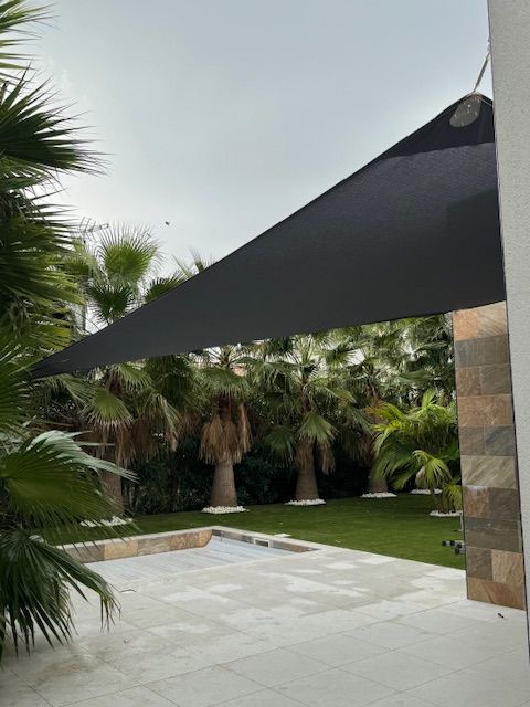 Voile d'ombrage avec palmiers en fond