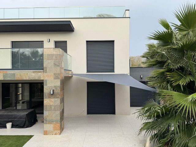 Voile d'ombrage avec un palmier au premier plan