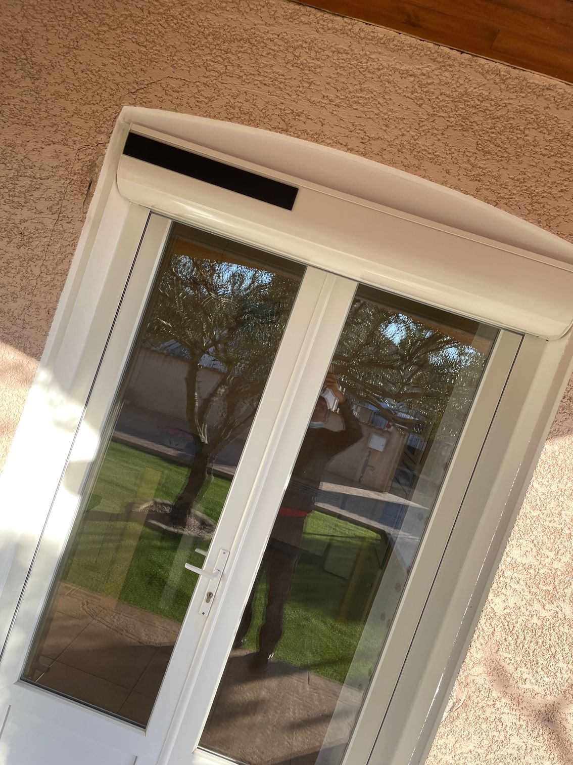 Volet roulant blanc pour une fenêtre blanche