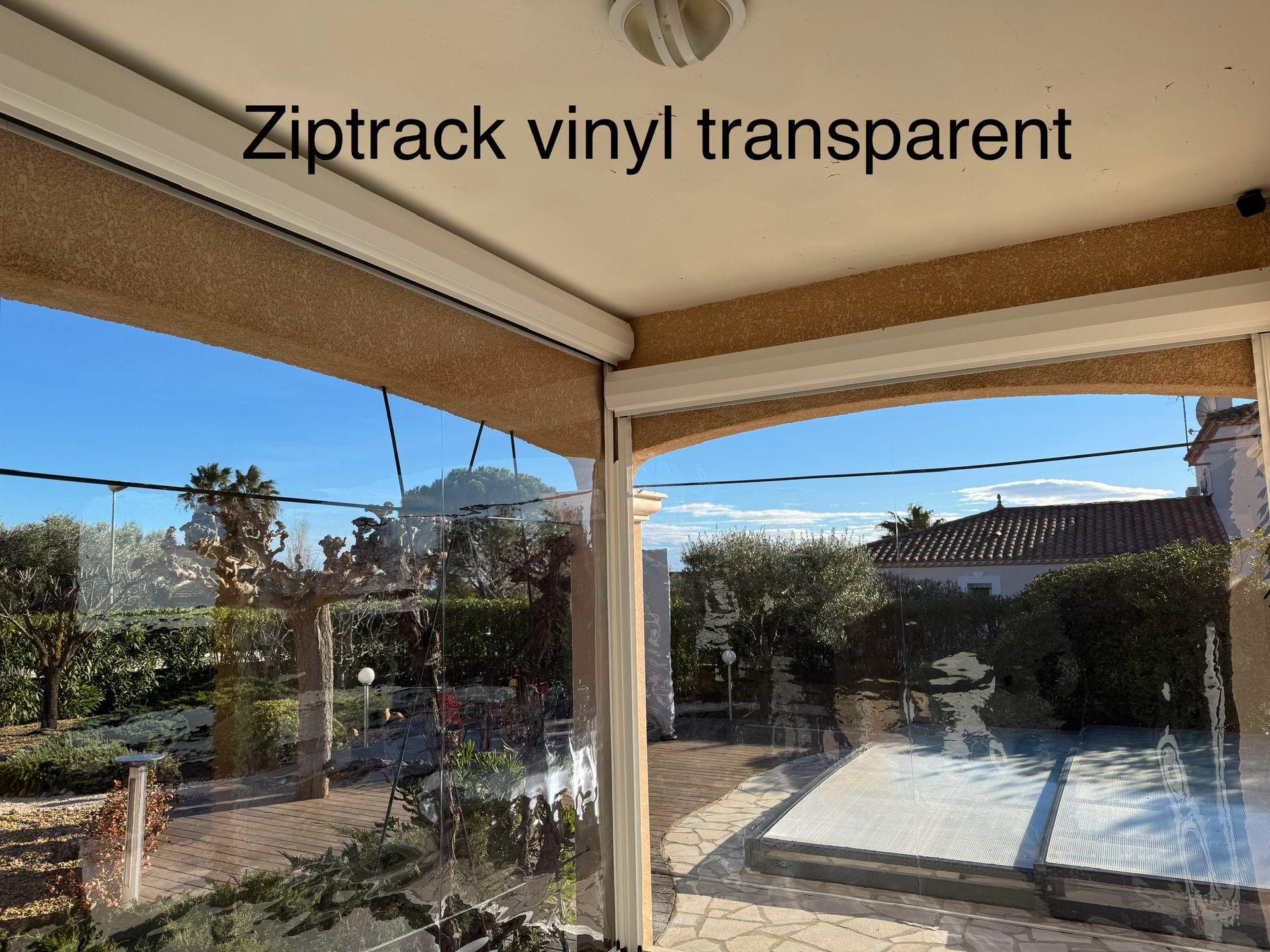 vue de l'intérieur d'un terrasse couverte et fermée par un ziptrack