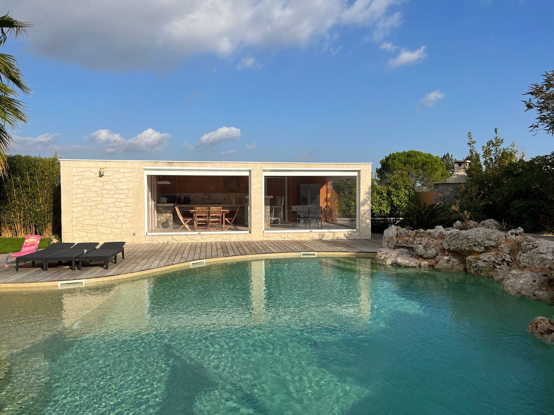 Terrasse couverte en bord de piscine