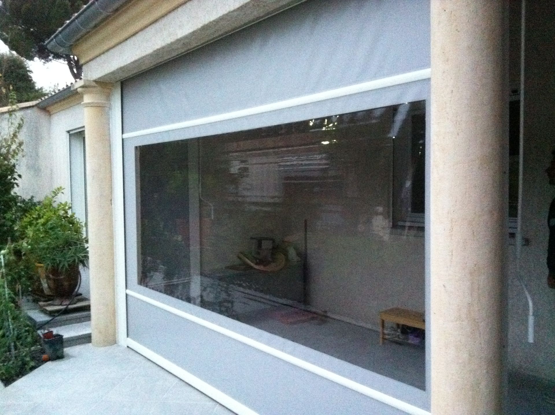 Fenêtre de ziptrack disposé entre deux colonnes