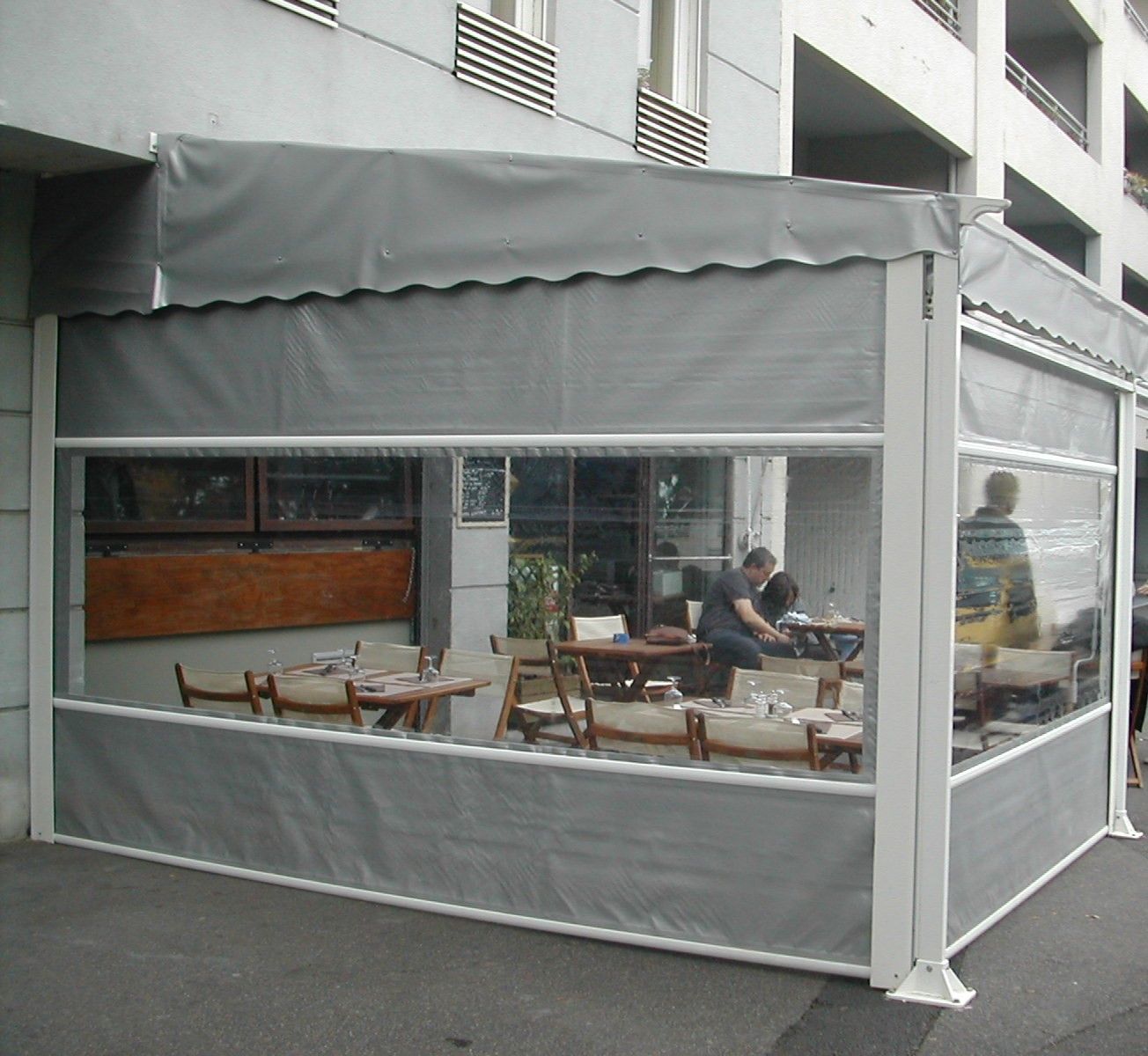 Terrasse protégée par un ziptrack gris et blanc