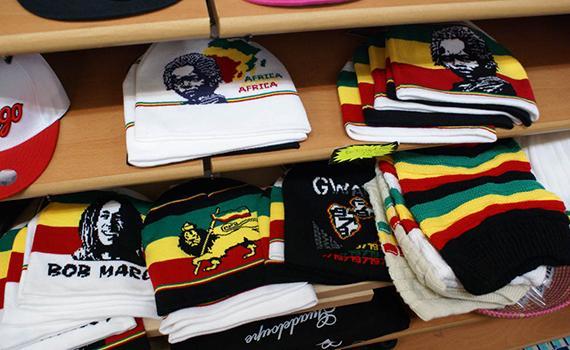 étagère avec choix de t-shirt