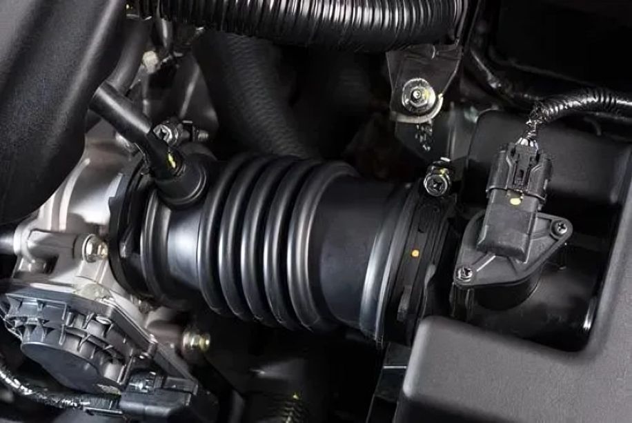 Imagem em close-up de um componente do motor de um carro.