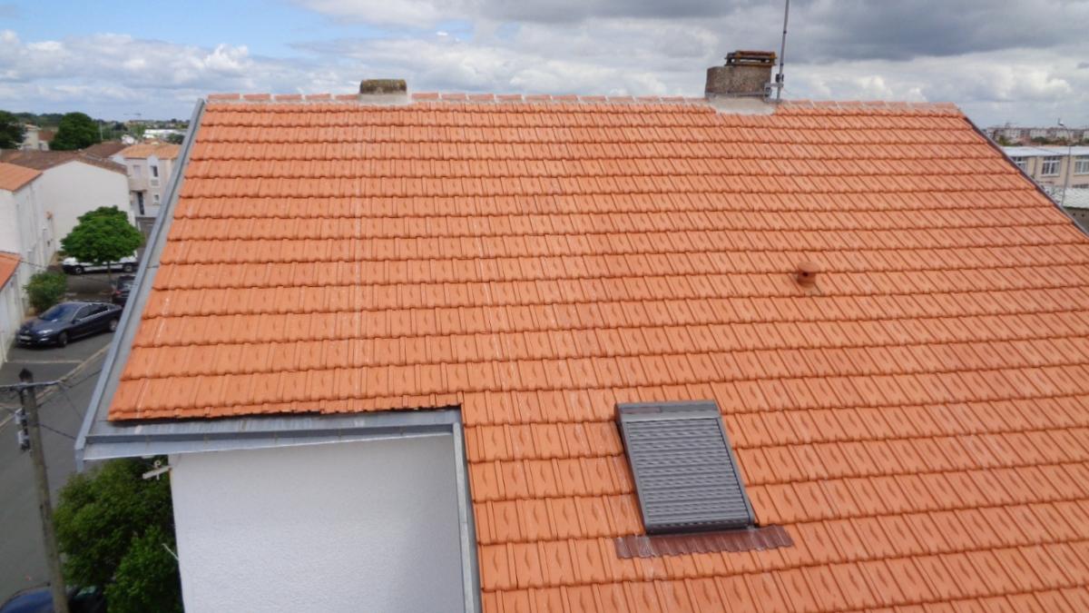 Pose de tuiles plates,et volet roulant solaire sur fenêtre de toit vol