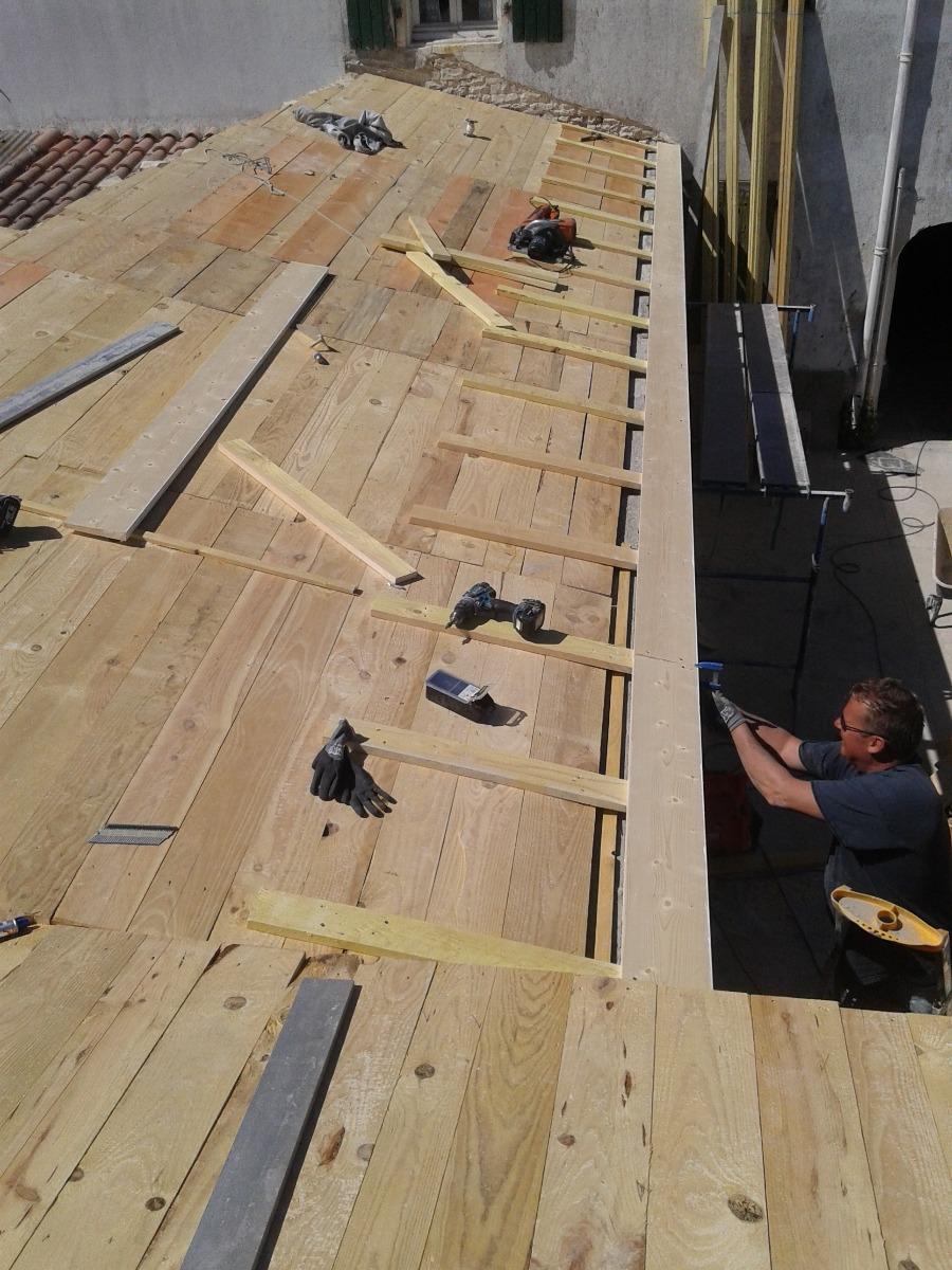 pose de planches de débord de toit