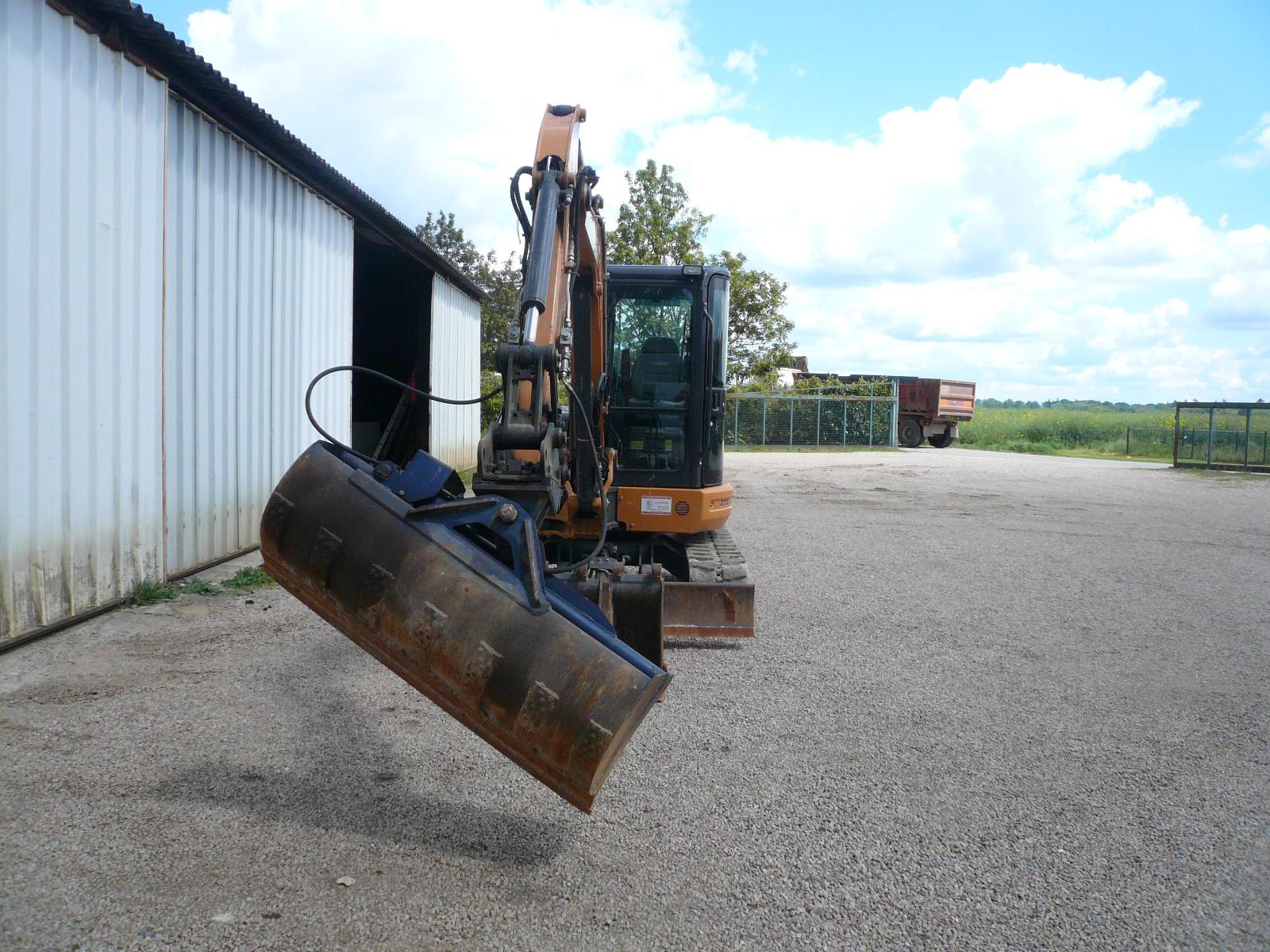 Avec godet orientable - Location de matériel Drouet dans l'Eure