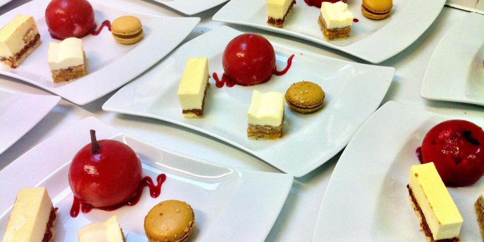 Assiette avec desserts de Saint Valentin.