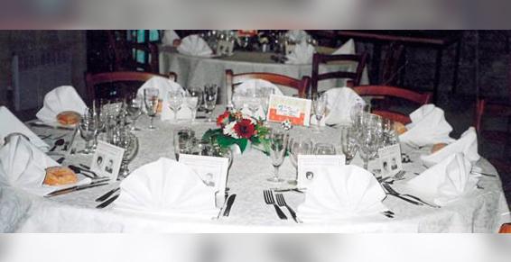 Table décorée en blanc pour une réception. 