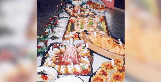 Buffet avec plats préparés par traiteur.