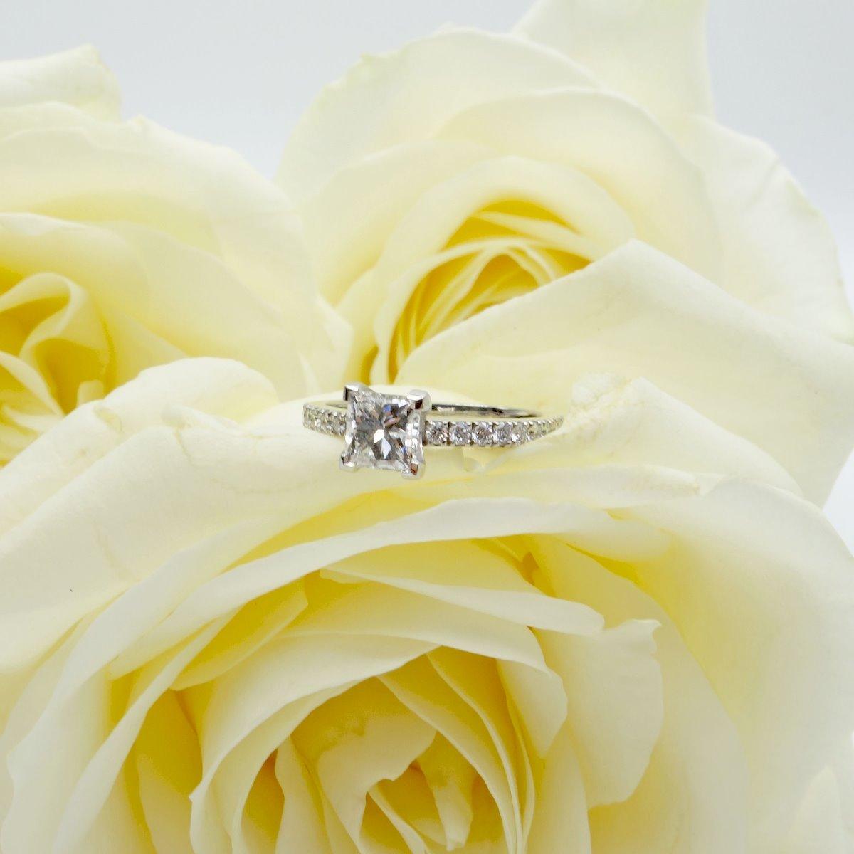 BAGUE PRINCESSE DIAMANTS OR BLANC