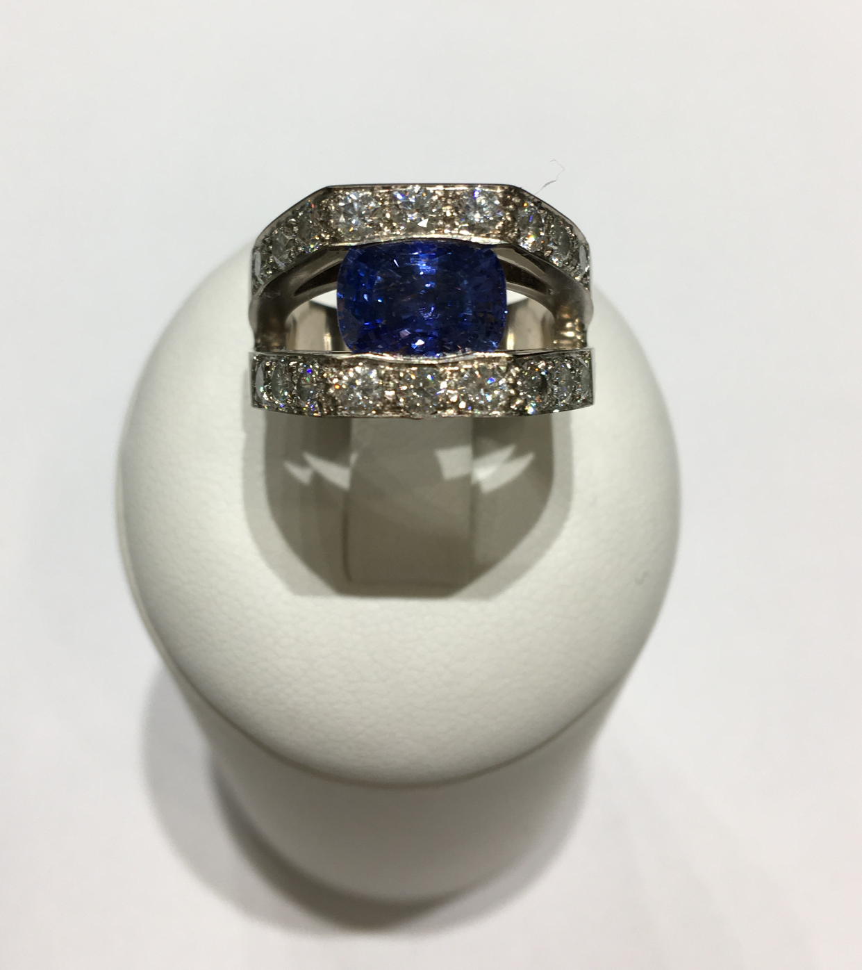 BAGUE OR BLANC DIAMANTS ET CENTRE SAPHIR