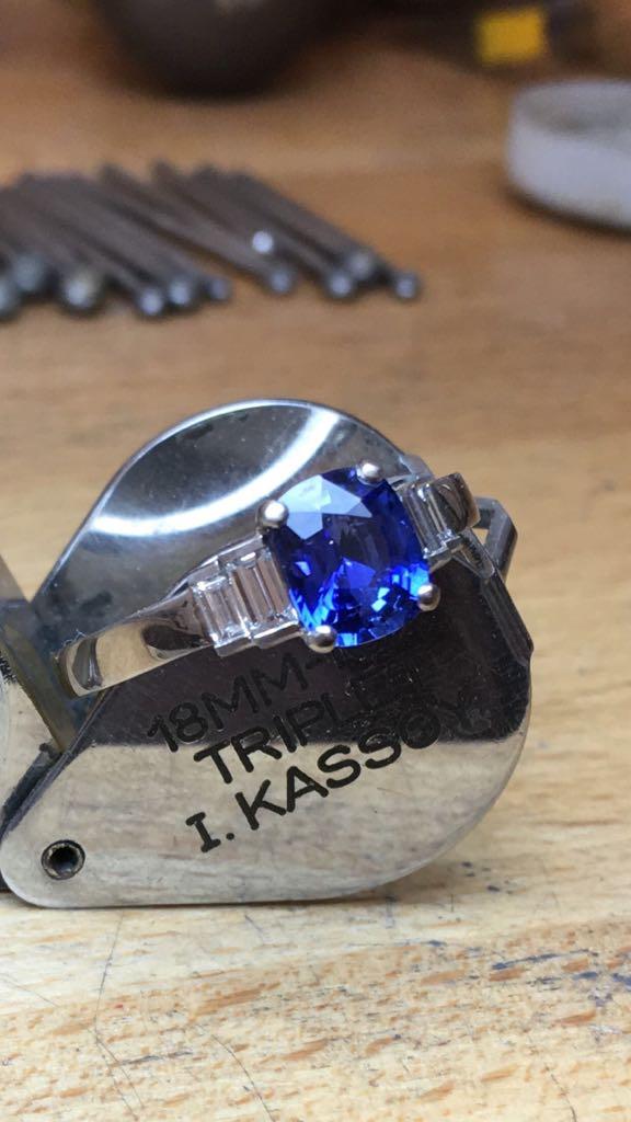 BAGUE OR BLANC DIAMANTS BAGUETTES ET CENTRE SAPHIR BLEU