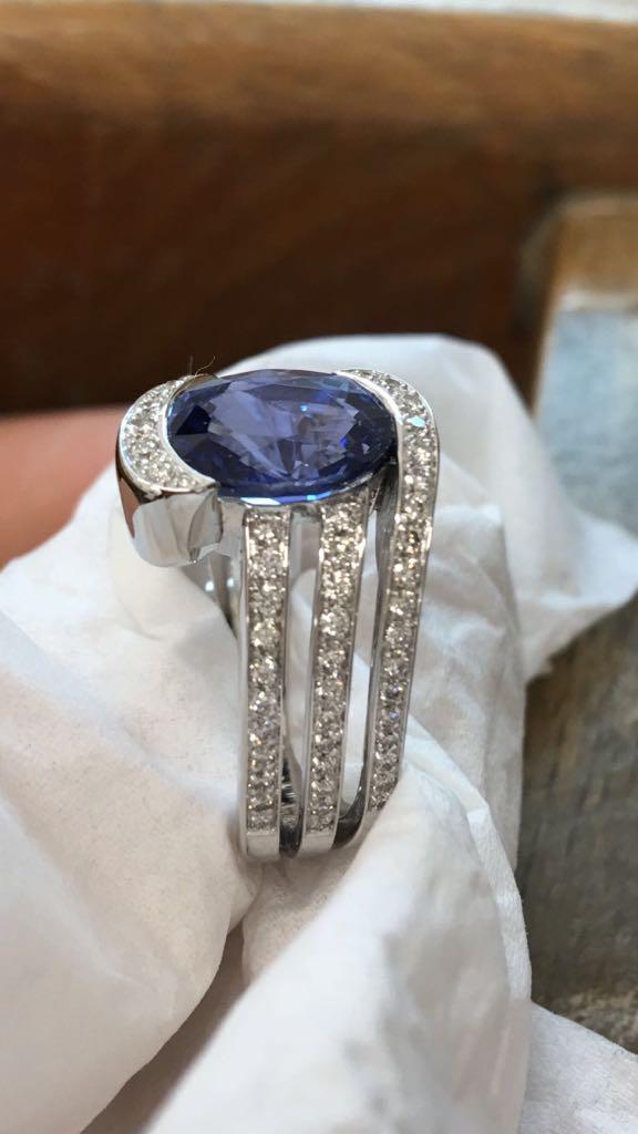 BAGUE OR BLANC LIGNES DIAMANTS CENTRE SAPHIR BLEU