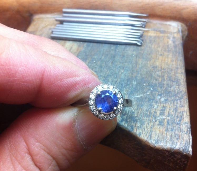 SOLITAIRE OR BLANC DIAMANTS ET SAPHIR BLEU