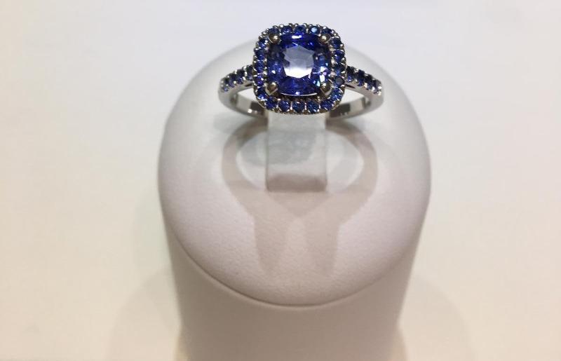 BAGUE ENTOURAGE SAPHIR OR BLANC