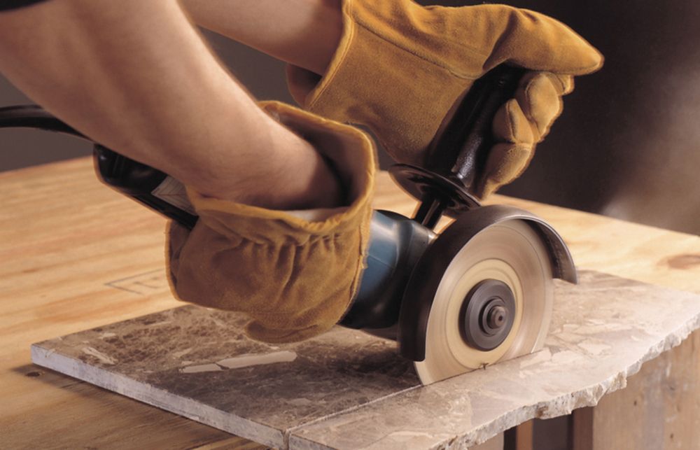 Una smerigliatrice Makita con manico bianco su sfondo bianco