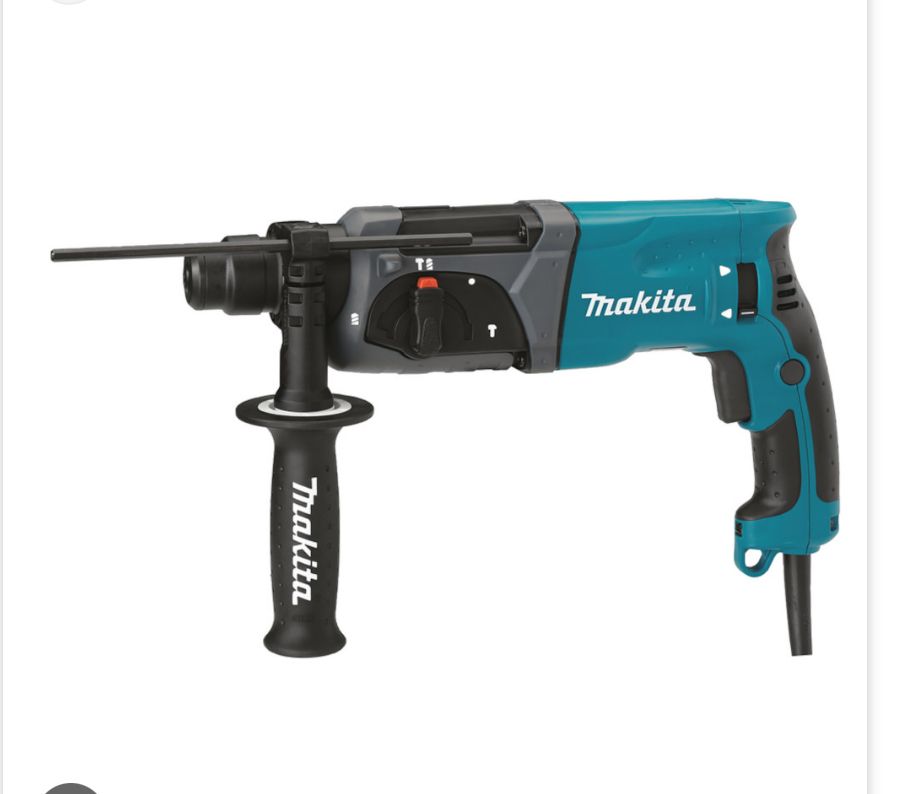 Un trapano a percussione Makita in una custodia su uno sfondo bianco.